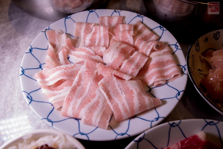 【臺南美食】12款湯頭讓你選,菜盤換肉盤不加價,讓喜歡吃肉的朋友一次吃個夠,也是毛小孩友善餐廳,而且店內有五月天收藏品分享看,超大造型玩偶免費拍~養鍋台南文化店 - 南人幫