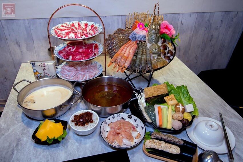 【臺南美食】12款湯頭讓你選,菜盤換肉盤不加價,讓喜歡吃肉的朋友一次吃個夠,也是毛小孩友善餐廳,而且店內有五月天收藏品分享看,超大造型玩偶免費拍~養鍋台南文化店 - 南人幫