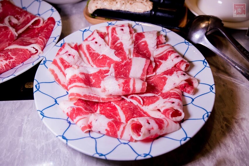 【臺南美食】12款湯頭讓你選,菜盤換肉盤不加價,讓喜歡吃肉的朋友一次吃個夠,也是毛小孩友善餐廳,而且店內有五月天收藏品分享看,超大造型玩偶免費拍~養鍋台南文化店 - 南人幫