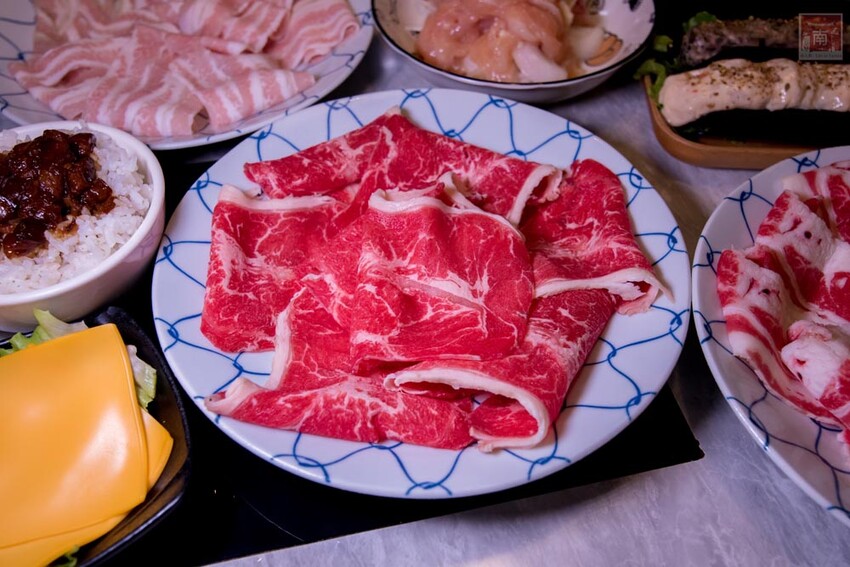 【臺南美食】12款湯頭讓你選,菜盤換肉盤不加價,讓喜歡吃肉的朋友一次吃個夠,也是毛小孩友善餐廳,而且店內有五月天收藏品分享看,超大造型玩偶免費拍~養鍋台南文化店 - 南人幫