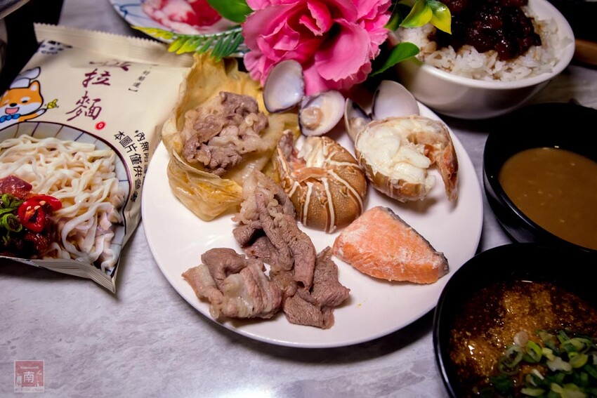 【臺南美食】12款湯頭讓你選,菜盤換肉盤不加價,讓喜歡吃肉的朋友一次吃個夠,也是毛小孩友善餐廳,而且店內有五月天收藏品分享看,超大造型玩偶免費拍~養鍋台南文化店 - 南人幫