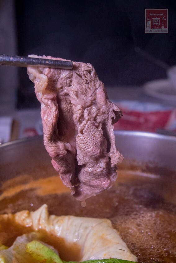 【臺南美食】12款湯頭讓你選,菜盤換肉盤不加價,讓喜歡吃肉的朋友一次吃個夠,也是毛小孩友善餐廳,而且店內有五月天收藏品分享看,超大造型玩偶免費拍~養鍋台南文化店 - 南人幫