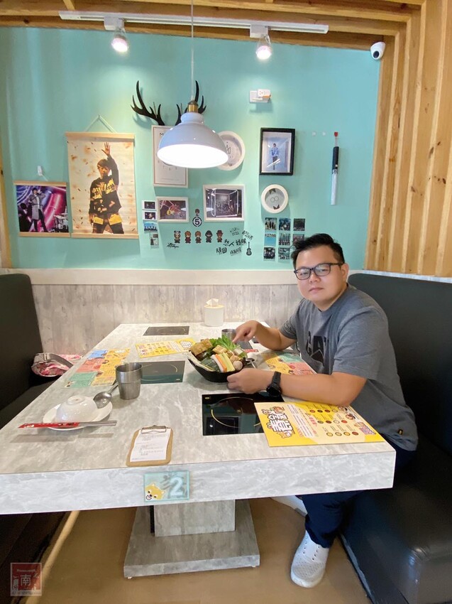 【臺南美食】12款湯頭讓你選,菜盤換肉盤不加價,讓喜歡吃肉的朋友一次吃個夠,也是毛小孩友善餐廳,而且店內有五月天收藏品分享看,超大造型玩偶免費拍~養鍋台南文化店 - 南人幫