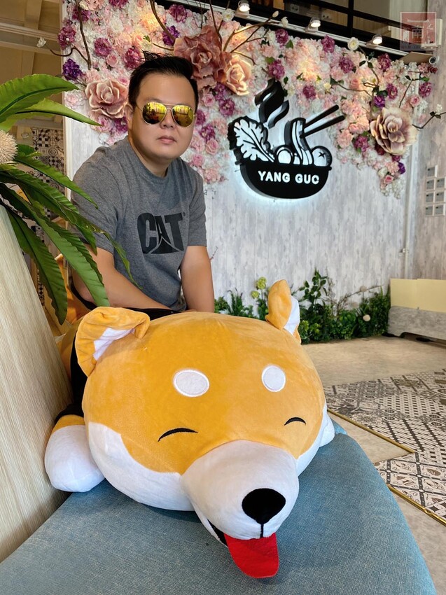 【臺南美食】12款湯頭讓你選,菜盤換肉盤不加價,讓喜歡吃肉的朋友一次吃個夠,也是毛小孩友善餐廳,而且店內有五月天收藏品分享看,超大造型玩偶免費拍~養鍋台南文化店 - 南人幫