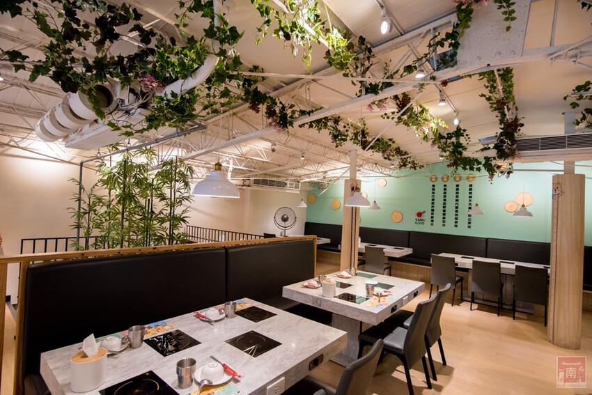 【臺南美食】12款湯頭讓你選,菜盤換肉盤不加價,讓喜歡吃肉的朋友一次吃個夠,也是毛小孩友善餐廳,而且店內有五月天收藏品分享看,超大造型玩偶免費拍~養鍋台南文化店 - 南人幫