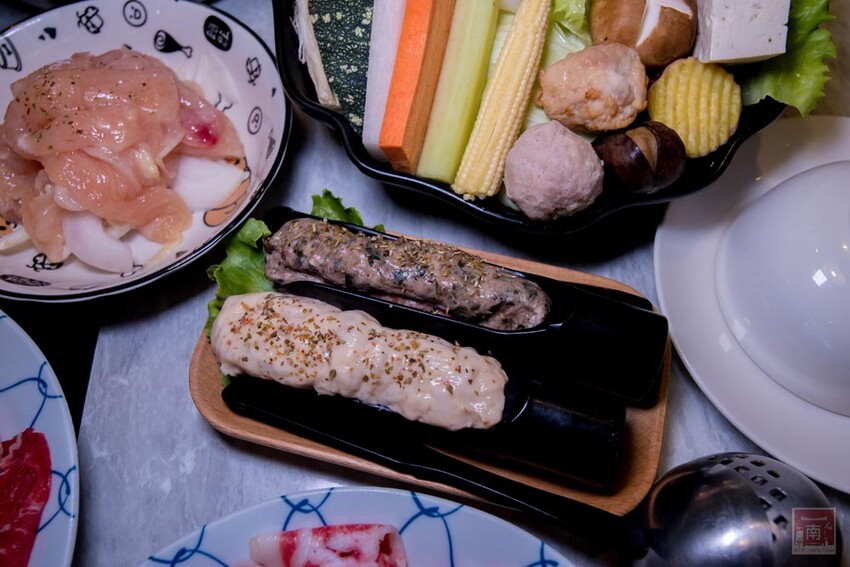 【臺南美食】12款湯頭讓你選,菜盤換肉盤不加價,讓喜歡吃肉的朋友一次吃個夠,也是毛小孩友善餐廳,而且店內有五月天收藏品分享看,超大造型玩偶免費拍~養鍋台南文化店 - 南人幫