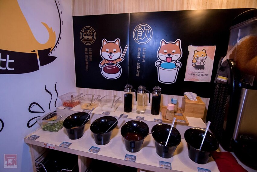 【臺南美食】12款湯頭讓你選,菜盤換肉盤不加價,讓喜歡吃肉的朋友一次吃個夠,也是毛小孩友善餐廳,而且店內有五月天收藏品分享看,超大造型玩偶免費拍~養鍋台南文化店 - 南人幫