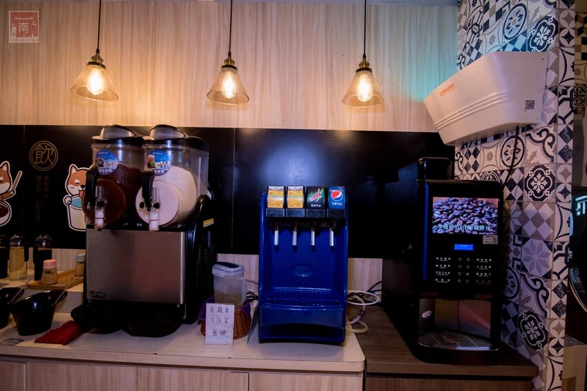 【臺南美食】12款湯頭讓你選,菜盤換肉盤不加價,讓喜歡吃肉的朋友一次吃個夠,也是毛小孩友善餐廳,而且店內有五月天收藏品分享看,超大造型玩偶免費拍~養鍋台南文化店 - 南人幫