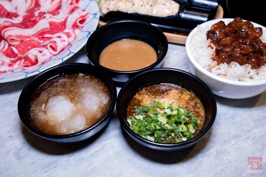 【臺南美食】12款湯頭讓你選,菜盤換肉盤不加價,讓喜歡吃肉的朋友一次吃個夠,也是毛小孩友善餐廳,而且店內有五月天收藏品分享看,超大造型玩偶免費拍~養鍋台南文化店 - 南人幫