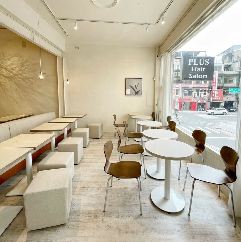 【新竹美食】台北小有名的「玖仰茶食文化」插旗新竹大遠百啦!韓系內用空間、用餐不限時、提供插座及免費Wifi、餐點平價!激推細緻滑嫩的慢熟焦糖布丁~ - 阿華田的美食日記