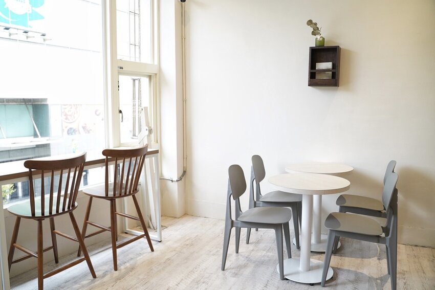 【新竹美食】台北小有名的「玖仰茶食文化」插旗新竹大遠百啦!韓系內用空間、用餐不限時、提供插座及免費Wifi、餐點平價!激推細緻滑嫩的慢熟焦糖布丁~ - 阿華田的美食日記