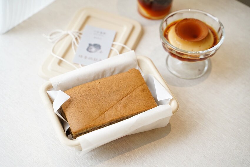 【新竹美食】台北小有名的「玖仰茶食文化」插旗新竹大遠百啦!韓系內用空間、用餐不限時、提供插座及免費Wifi、餐點平價!激推細緻滑嫩的慢熟焦糖布丁~ - 阿華田的美食日記