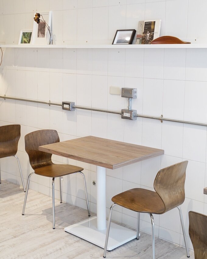 【新竹美食】台北小有名的「玖仰茶食文化」插旗新竹大遠百啦!韓系內用空間、用餐不限時、提供插座及免費Wifi、餐點平價!激推細緻滑嫩的慢熟焦糖布丁~ - 阿華田的美食日記