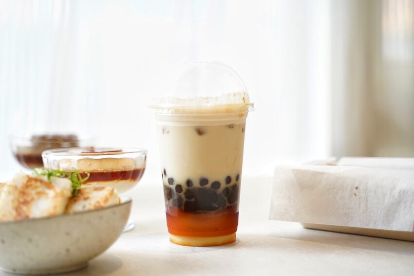 【新竹美食】台北小有名的「玖仰茶食文化」插旗新竹大遠百啦!韓系內用空間、用餐不限時、提供插座及免費Wifi、餐點平價!激推細緻滑嫩的慢熟焦糖布丁~ - 阿華田的美食日記