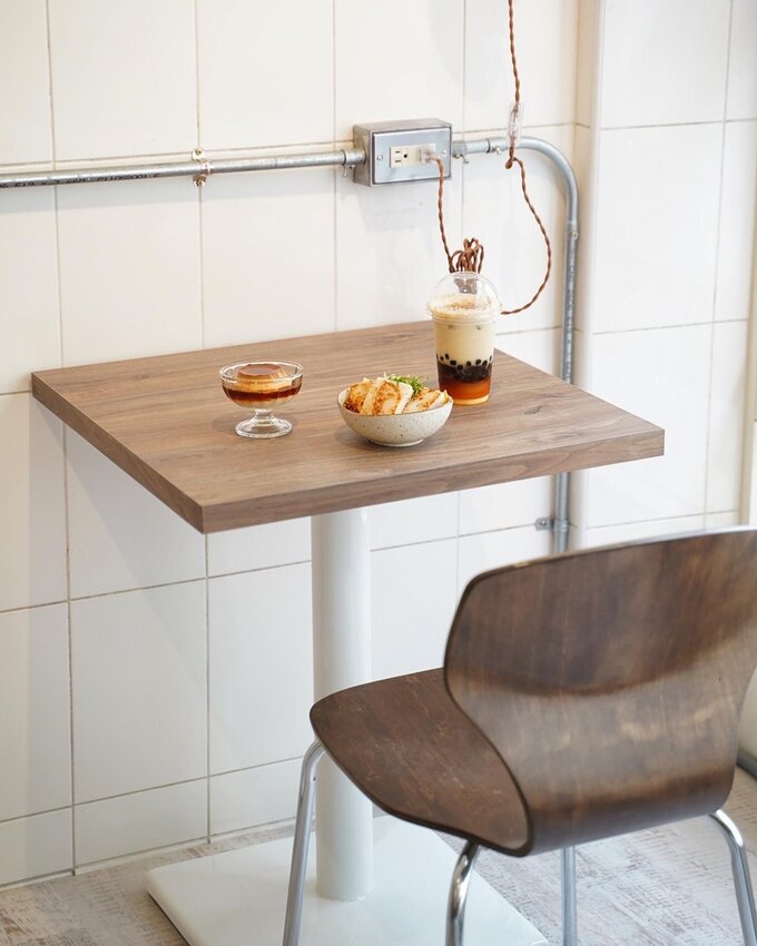 【新竹美食】台北小有名的「玖仰茶食文化」插旗新竹大遠百啦!韓系內用空間、用餐不限時、提供插座及免費Wifi、餐點平價!激推細緻滑嫩的慢熟焦糖布丁~ - 阿華田的美食日記