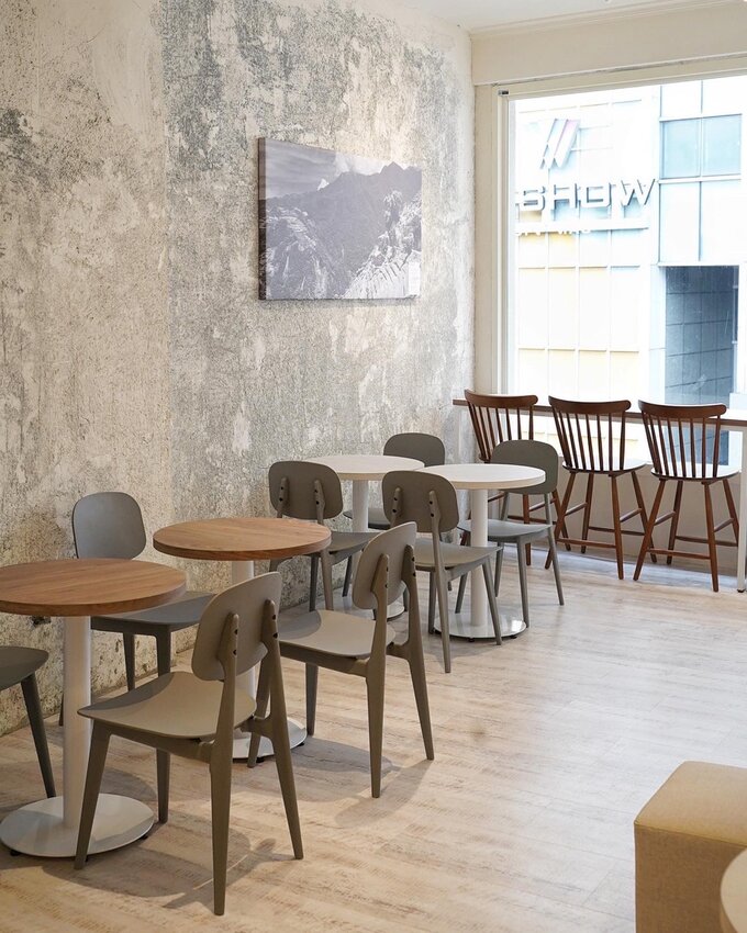 【新竹美食】台北小有名的「玖仰茶食文化」插旗新竹大遠百啦!韓系內用空間、用餐不限時、提供插座及免費Wifi、餐點平價!激推細緻滑嫩的慢熟焦糖布丁~ - 阿華田的美食日記