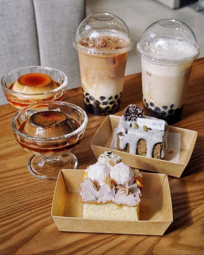 【新竹美食】台北小有名的「玖仰茶食文化」插旗新竹大遠百啦!韓系內用空間、用餐不限時、提供插座及免費Wifi、餐點平價!激推細緻滑嫩的慢熟焦糖布丁~ - 阿華田的美食日記