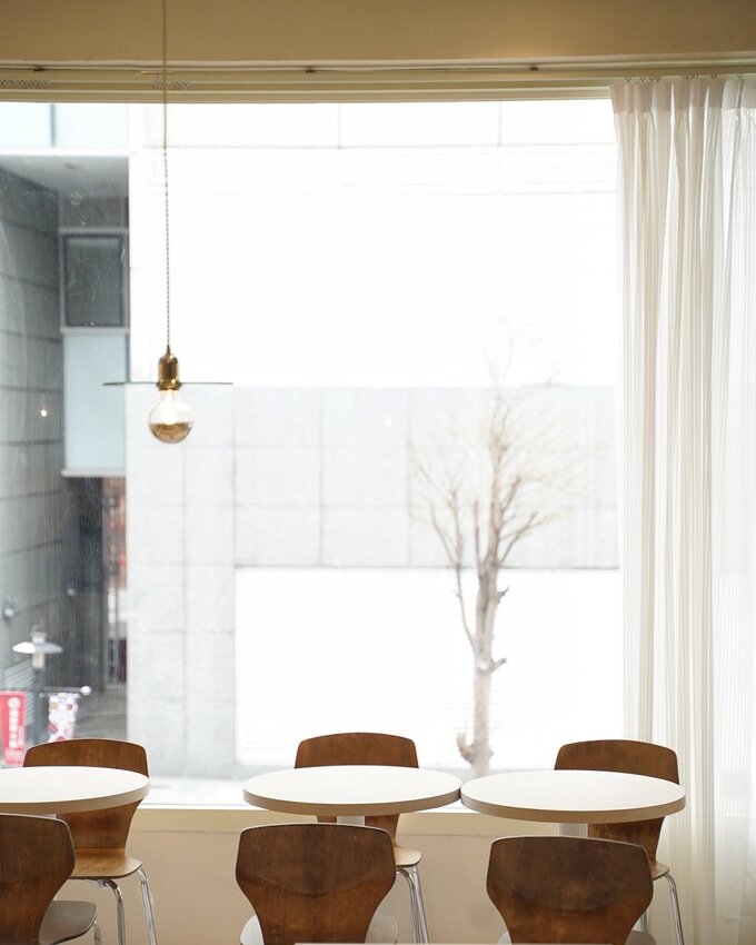 【新竹美食】台北小有名的「玖仰茶食文化」插旗新竹大遠百啦!韓系內用空間、用餐不限時、提供插座及免費Wifi、餐點平價!激推細緻滑嫩的慢熟焦糖布丁~ - 阿華田的美食日記