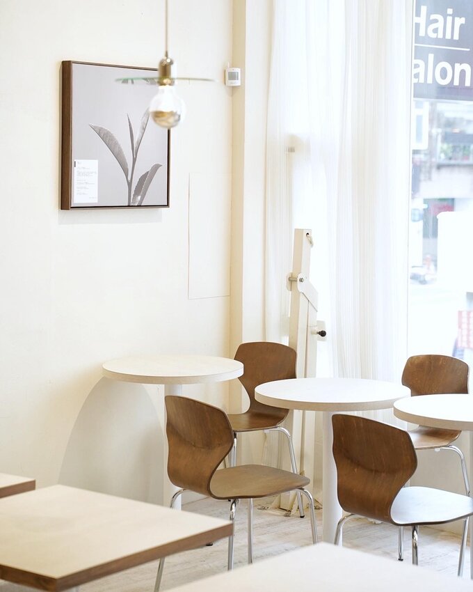 【新竹美食】台北小有名的「玖仰茶食文化」插旗新竹大遠百啦!韓系內用空間、用餐不限時、提供插座及免費Wifi、餐點平價!激推細緻滑嫩的慢熟焦糖布丁~ - 阿華田的美食日記