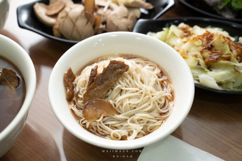 中山區美食|華燈初上拍攝地點大公開!2022台北條通商圈一日遊懶人包~必訪5間特色餐廳,無飲、麗姐麻油雞、