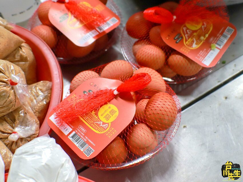 台南潤餅／無招牌無店名隱身傳統市場30多年／沒有在地人帶路保證找不到／季節限定每年只賣兩個月／限量供應2小時完售／潤餅皮現做現包