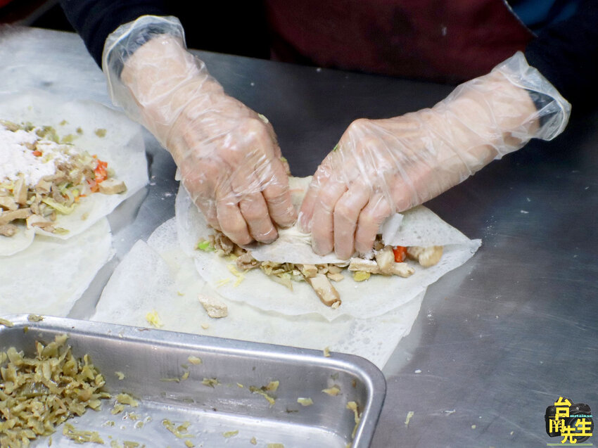 台南潤餅／無招牌無店名隱身傳統市場30多年／沒有在地人帶路保證找不到／季節限定每年只賣兩個月／限量供應2小時完售／潤餅皮現做現包