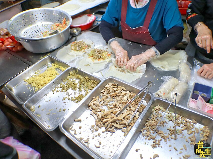 台南潤餅／無招牌無店名隱身傳統市場30多年／沒有在地人帶路保證找不到／季節限定每年只賣兩個月／限量供應2小時完售／潤餅皮現做現包