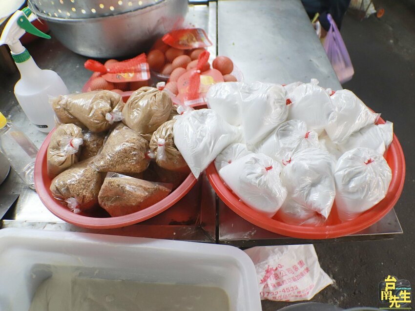 台南潤餅／無招牌無店名隱身傳統市場30多年／沒有在地人帶路保證找不到／季節限定每年只賣兩個月／限量供應2小時完售／潤餅皮現做現包