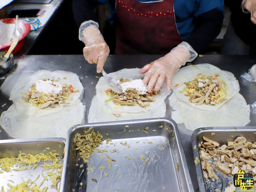 台南潤餅／無招牌無店名隱身傳統市場30多年／沒有在地人帶路保證找不到／季節限定每年只賣兩個月／限量供應2小時完售／潤餅皮現做現包