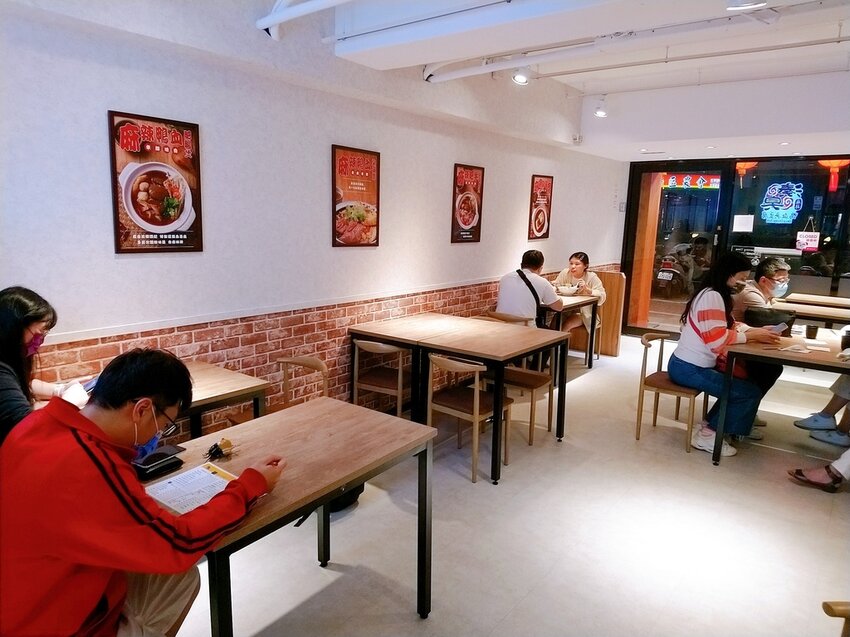 [麻辣鴨血臭豆腐宵夜場推薦]來碗「湊臭」的麻辣鴨血臭豆腐，板橋麻辣小吃，獨家秘方熬煮的多層次湯頭，開胃