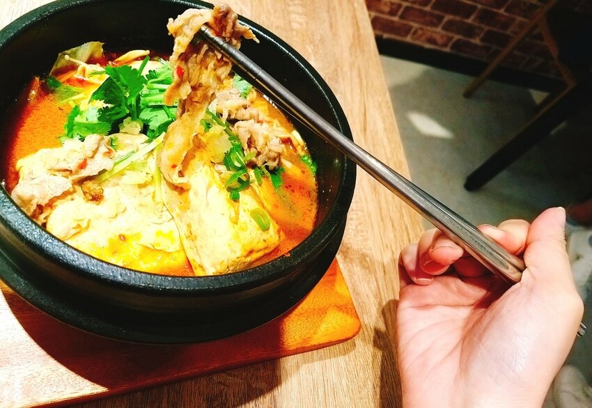 [麻辣鴨血臭豆腐宵夜場推薦]來碗「湊臭」的麻辣鴨血臭豆腐，板橋麻辣小吃，獨家秘方熬煮的多層次湯頭，開胃