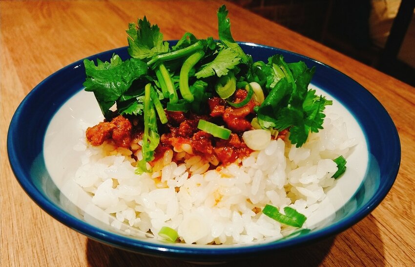 [麻辣鴨血臭豆腐宵夜場推薦]來碗「湊臭」的麻辣鴨血臭豆腐，板橋麻辣小吃，獨家秘方熬煮的多層次湯頭，開胃