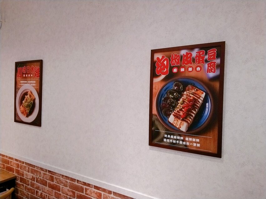 [麻辣鴨血臭豆腐宵夜場推薦]來碗「湊臭」的麻辣鴨血臭豆腐，板橋麻辣小吃，獨家秘方熬煮的多層次湯頭，開胃