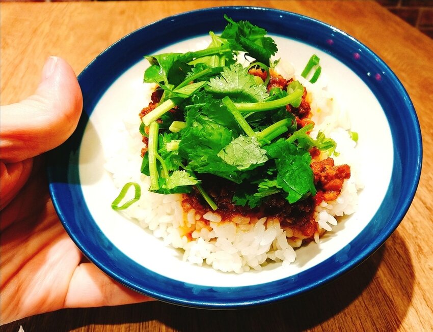 [麻辣鴨血臭豆腐宵夜場推薦]來碗「湊臭」的麻辣鴨血臭豆腐，板橋麻辣小吃，獨家秘方熬煮的多層次湯頭，開胃