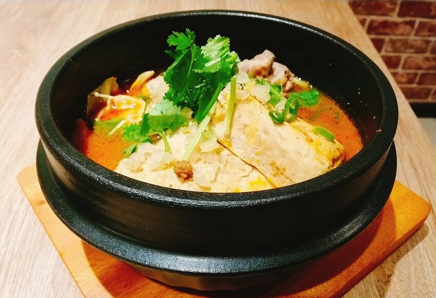 [麻辣鴨血臭豆腐宵夜場推薦]來碗「湊臭」的麻辣鴨血臭豆腐，板橋麻辣小吃，獨家秘方熬煮的多層次湯頭，開胃