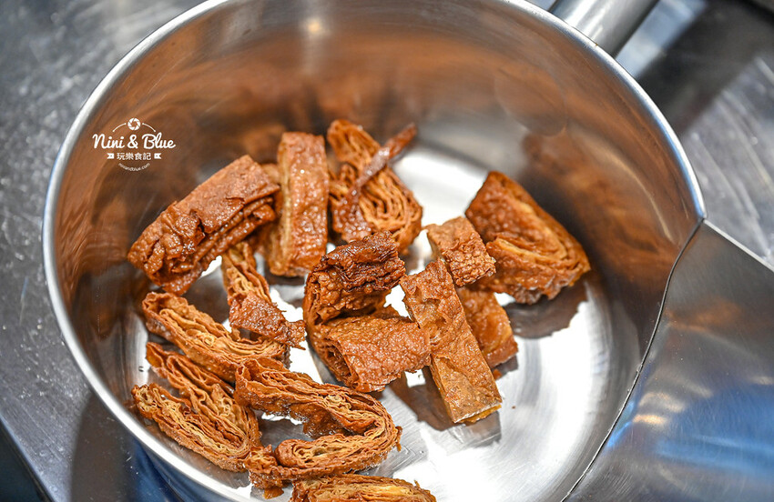 台中東山鴨頭，近30種食材先滷後炸，推薦必點超酥脆的招牌豆皮 -妮妮布魯