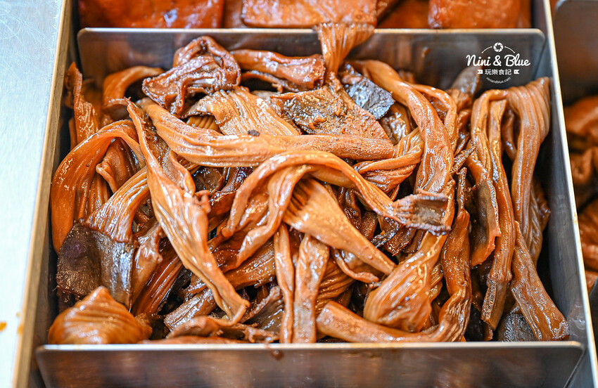 台中東山鴨頭，近30種食材先滷後炸，推薦必點超酥脆的招牌豆皮 -妮妮布魯