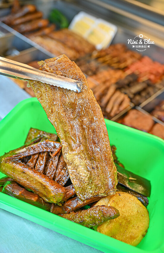 台中東山鴨頭，近30種食材先滷後炸，推薦必點超酥脆的招牌豆皮 -妮妮布魯