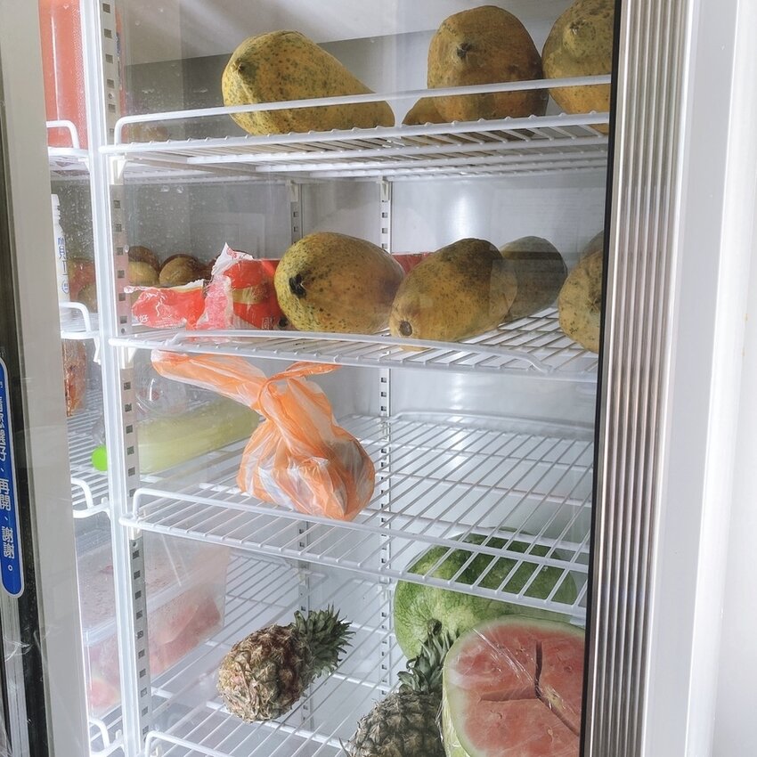 台南赤崁樓 日春木瓜牛奶散步美食,拿著果汁散步杯,悠閒慢步台南老街去!