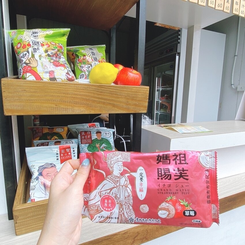 台南赤崁樓 日春木瓜牛奶散步美食,拿著果汁散步杯,悠閒慢步台南老街去!