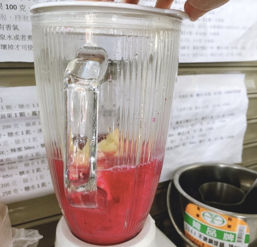 台南赤崁樓 日春木瓜牛奶散步美食,拿著果汁散步杯,悠閒慢步台南老街去!