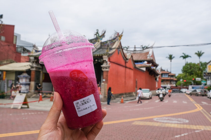 日春木瓜牛奶|顏色超繽紛的新鮮果汁,推紅龍果鳳梨汁!赤崁樓散步美食