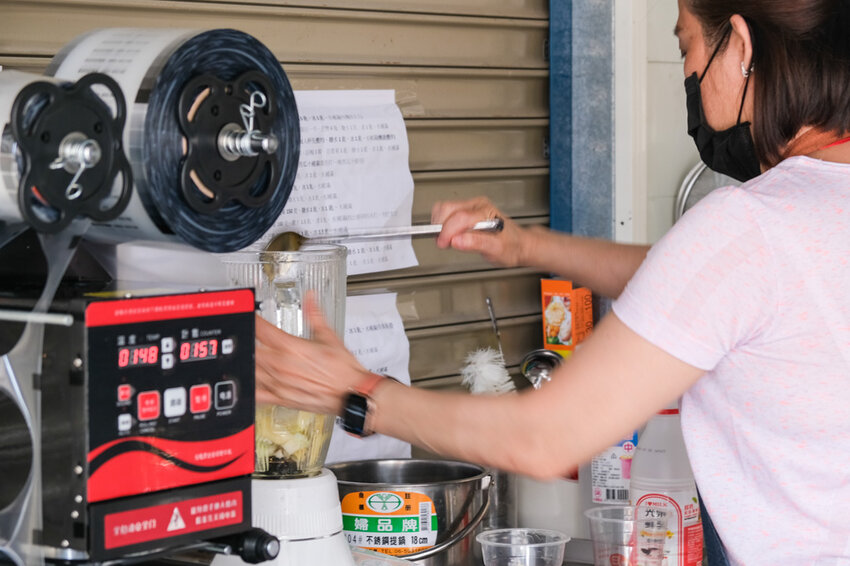 日春木瓜牛奶|顏色超繽紛的新鮮果汁,推紅龍果鳳梨汁!赤崁樓散步美食