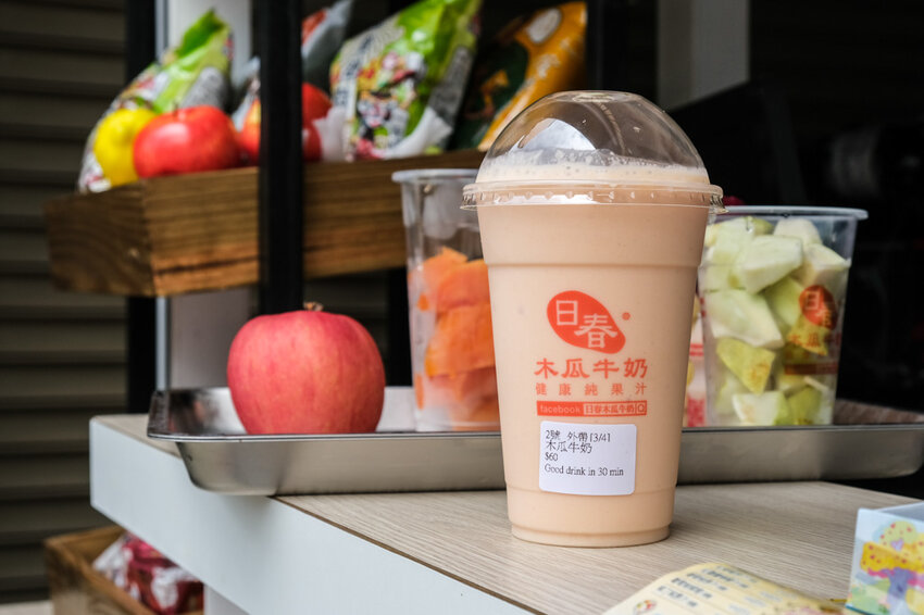 日春木瓜牛奶|顏色超繽紛的新鮮果汁,推紅龍果鳳梨汁!赤崁樓散步美食