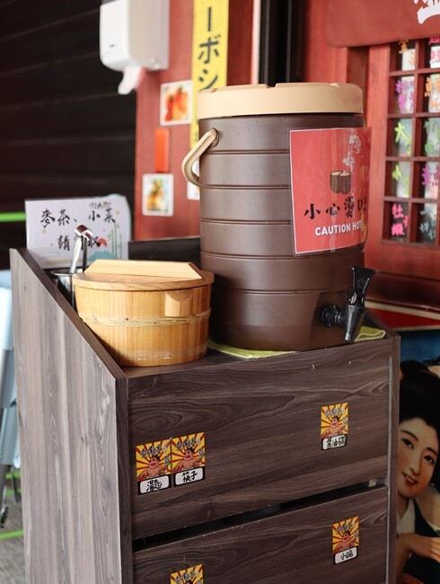 【台中食記】東區鄰近樂成宮超浮誇日料『金衛亭浮誇壽司首代目』裝潢讓你一秒飛日本，五千多則GOOGLE評價4.