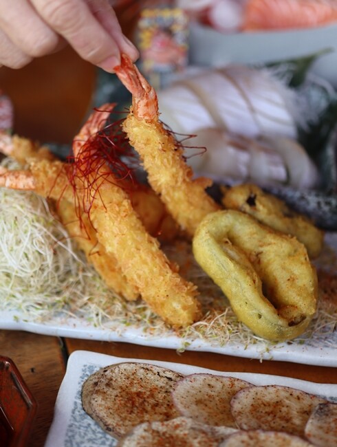 【台中食記】東區鄰近樂成宮超浮誇日料『金衛亭浮誇壽司首代目』裝潢讓你一秒飛日本，五千多則GOOGLE評價4.