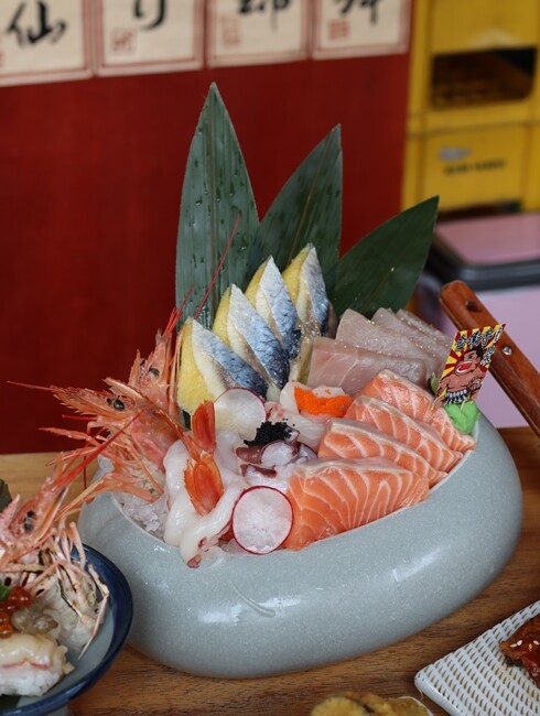 【台中食記】東區鄰近樂成宮超浮誇日料『金衛亭浮誇壽司首代目』裝潢讓你一秒飛日本，五千多則GOOGLE評價4.