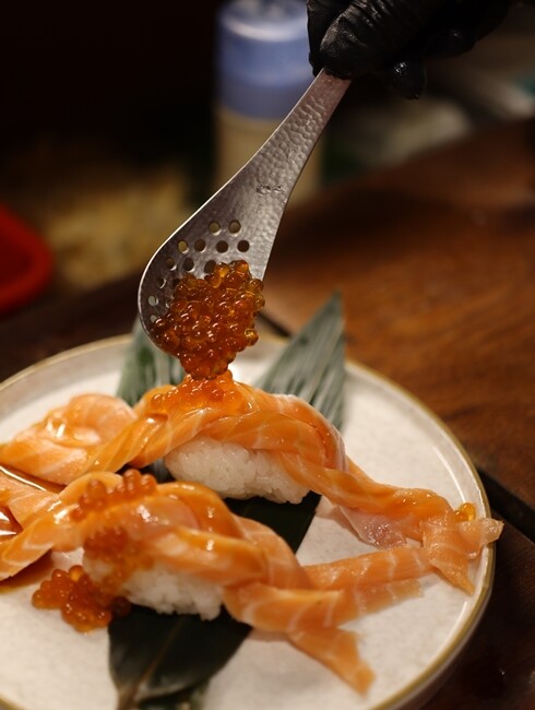 【台中食記】東區鄰近樂成宮超浮誇日料『金衛亭浮誇壽司首代目』裝潢讓你一秒飛日本，五千多則GOOGLE評價4.