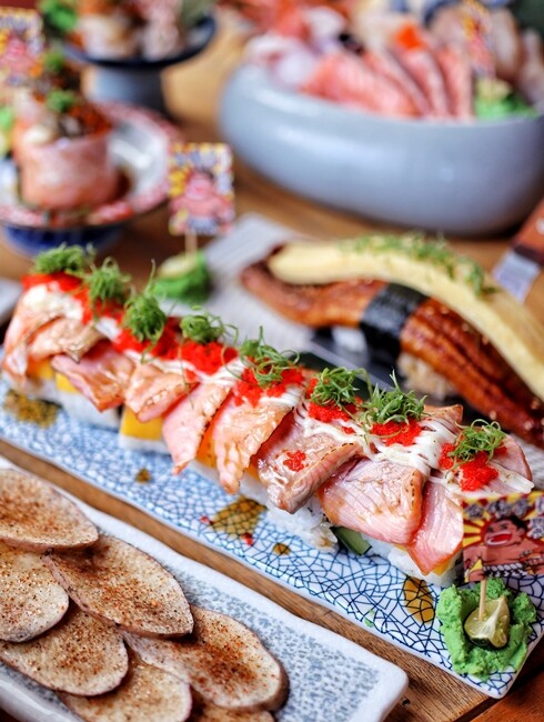 【台中食記】東區鄰近樂成宮超浮誇日料『金衛亭浮誇壽司首代目』裝潢讓你一秒飛日本，五千多則GOOGLE評價4.