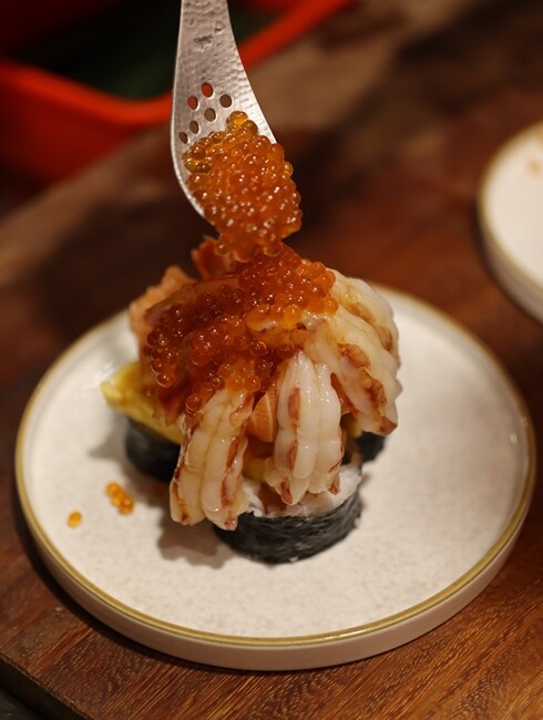 【台中食記】東區鄰近樂成宮超浮誇日料『金衛亭浮誇壽司首代目』裝潢讓你一秒飛日本，五千多則GOOGLE評價4.